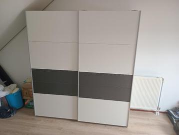 Kledingkast, met schuifdeuren en hang- en leggedeelte beschikbaar voor biedingen