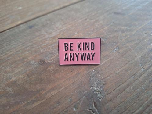 1 mooie roze pin met de tekst Be Kind Anyway te koop, Verzamelen, Speldjes, Pins en Buttons, Nieuw, Speldje of Pin, Overige onderwerpen
