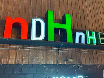 Neon en led doosletters beschikbaar voor biedingen