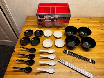Chinese set van kommetjes, sausschaaltjes, lepels chopsticks beschikbaar voor biedingen