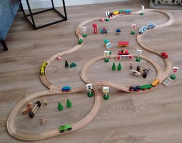 Super leuke mooie grote houten treinbaan met veel extra's  beschikbaar voor biedingen
