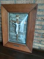 Kruisbeeld ingelijst in glazen stolp, Ophalen