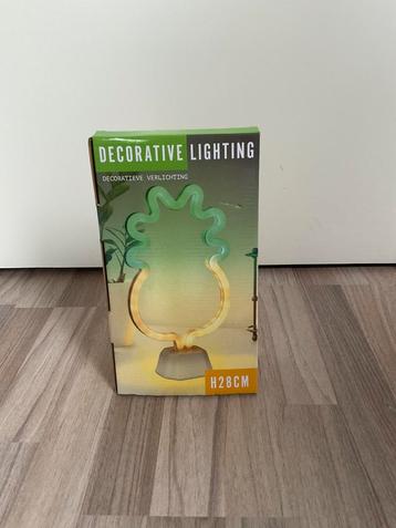 Decoratieve verlichting: ananas op staander beschikbaar voor biedingen