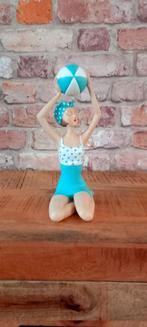 Retro Dame in een Badpak met een Strandbal Beeld ♥️NIEUW♥️, Verzamelen, Beelden en Beeldjes, Ophalen of Verzenden, Nieuw, Mens