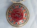 Oude ketting met hanger met Arabisch dier in glas / steen -, Gebruikt, Overige voorstellingen, Ophalen of Verzenden, Steen of Mineraal
