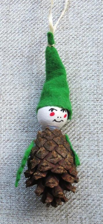 Oude kersthanger Poppetje van Dennenappel, karton en stof beschikbaar voor biedingen