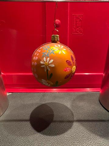 Kerstbal fraai gedecoreerd met bloemen beschikbaar voor biedingen