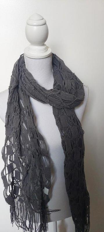 Sjaal: grijs gehaakte sjaal