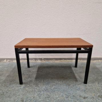 Strakke vintage bijzettafel Pastoe stijl jaren 60 teakhout  beschikbaar voor biedingen