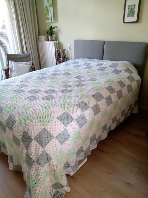 Nieuwe, volledig handgemaakte woondeken/ sprei. 280 x 270 cm, Huis en Inrichting, Woonaccessoires | Plaids en Woondekens, Nieuw