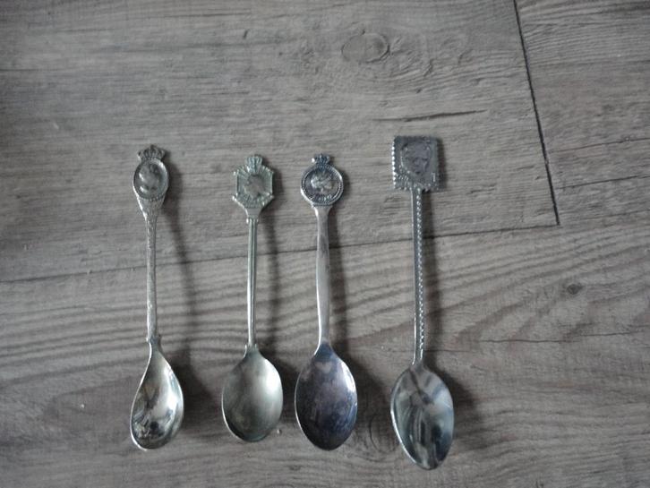 TE KOOP LEPELTJES VAN HET KONINGSHUIS, Huis en Inrichting, Keuken | Bestek, Gebruikt, Los bestek, Rvs of Chroom, Ophalen of Verzenden
