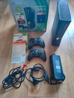 Xbox 360 met kabels + 2 controllers & orginele doos & games, Spelcomputers en Games, Spelcomputers | Xbox 360, Ophalen of Verzenden