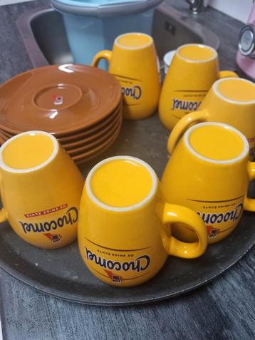 6 Chocomel Mokken met Schotels beschikbaar voor biedingen