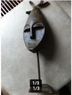 Houten masker op voet hoogte 45cm breedte 15cm, Antiek en Kunst, Ophalen of Verzenden