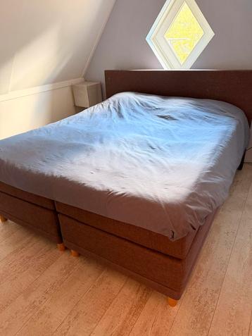 Boxspring in prima staat. Afmetingen 180x200
