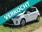 Toyota Yaris 1.5 Hybrid Dynamic met camera/climate/cruise in, Gebruikt, 4 cilinders, Leder en Stof, Wit