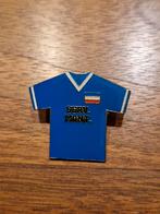 V 070 Serv. Mont. Voetbalshirt Pin, Verzamelen, Ophalen of Verzenden, Gebruikt, Overige onderwerpen, Speldje of Pin