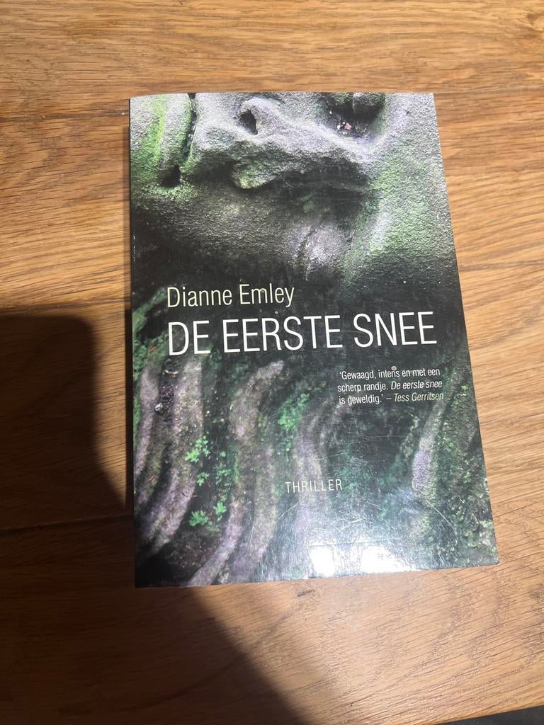 De Eerste Snee - Dianne Emley Thriller, Ophalen of Verzenden, Zo goed als nieuw, Nederland