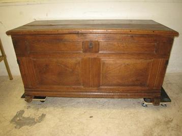 Grote antieke eiken kist beschikbaar voor biedingen