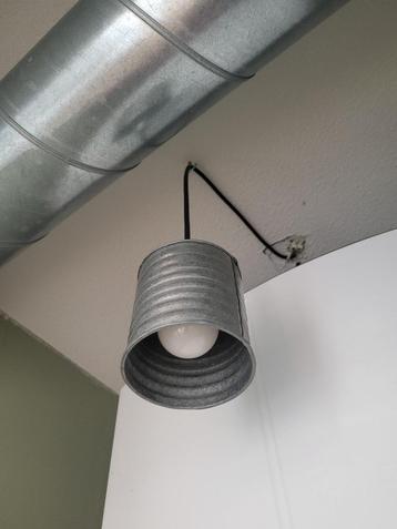Lampje blik beschikbaar voor biedingen