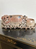 Handgesneden Chinese spekstenen penseelhouder met waspot, Antiek en Kunst, Ophalen of Verzenden