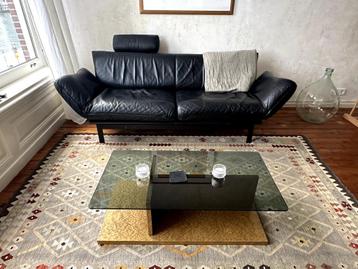 Gefineerde vintage salontafel met glazen blad beschikbaar voor biedingen