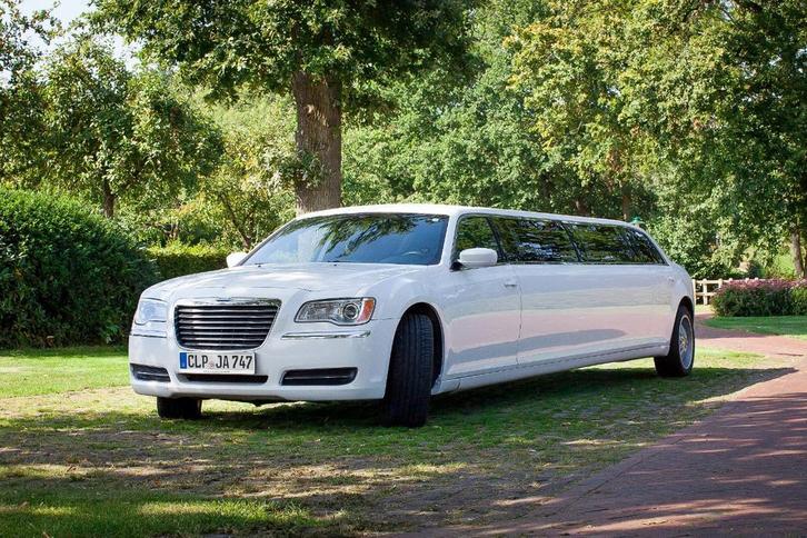 Chrysler 300C Stretchlimousine wit 8 zitplaatsen – topstaat, Auto's, Overige Auto's, Benzine, Euro 4, Ophalen