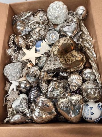 Kerstballen  zilverkleurig beschikbaar voor biedingen