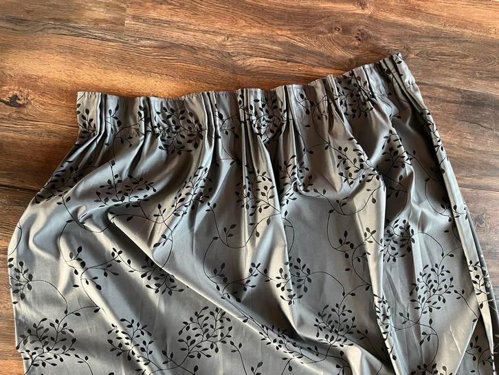 Grijze gebloemde gordijnen - 8 stuks, Huis en Inrichting, Stoffering | Gordijnen en Lamellen, Gebruikt, 200 cm of meer, 100 tot 150 cm