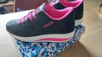 Vrouwen sneakers beschikbaar voor biedingen