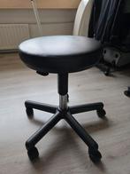 Rond zadelkrukje op wieltjes, Huis en Inrichting, Krukjes, Ophalen, In hoogte verstelbaar, Zo goed als nieuw