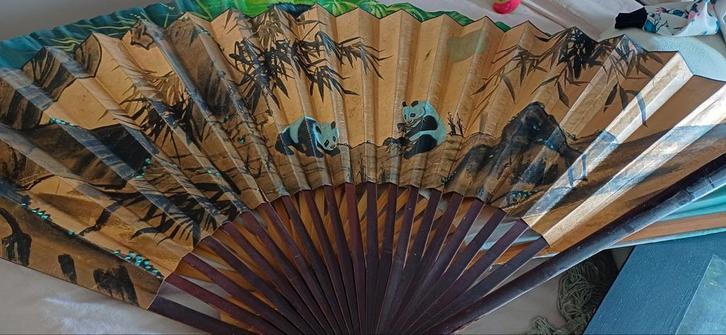 2 Waaiers met Reuzenpanda's in Keurige Staat., Antiek en Kunst, Antiek | Woonaccessoires, Ophalen of Verzenden