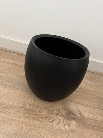 Zwarte plantenpot beschikbaar voor biedingen