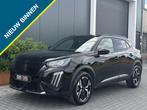 Peugeot 2008 1.2 PT Allure Pack 2024 NAVI 360 CAMERA ACC ECC, Automaat, Gebruikt, 1199 cc, Leder en Stof