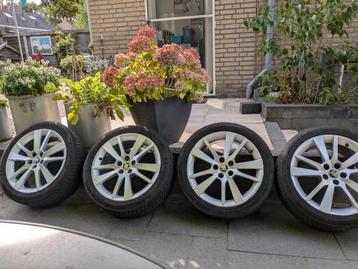 Velgen met banden  beschikbaar voor biedingen