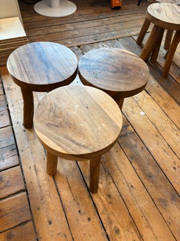 Set van drie teakhouten plantentafels planten kruk beschikbaar voor biedingen