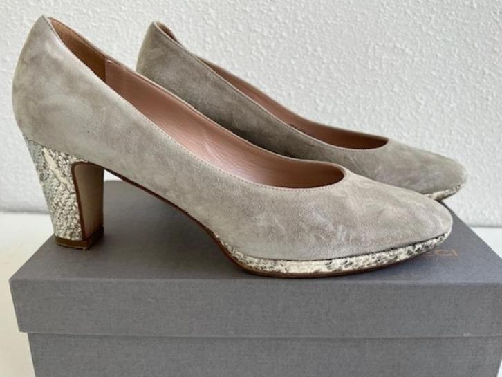 Lilian pumps beige suede plateau leer 41, Kleding | Dames, Schoenen, Zo goed als nieuw, Pumps, Beige, Verzenden