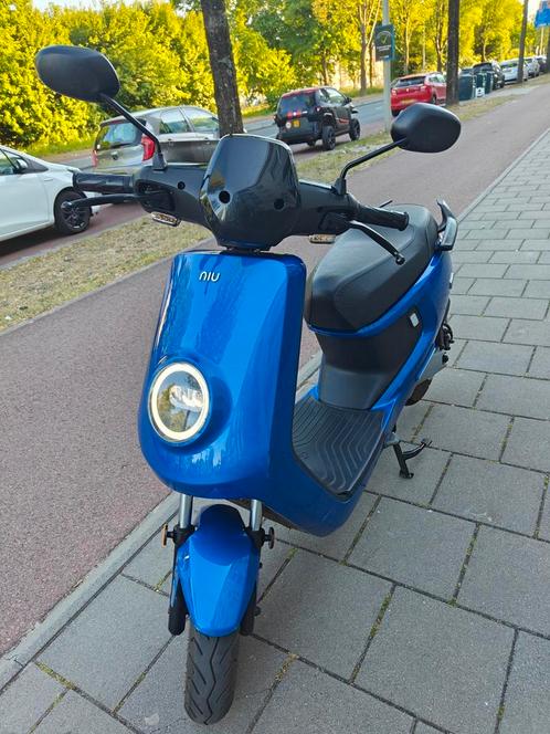 Niu Mqi + sports (2400km alleen)Range= 80km 42mAH ext batte., Fietsen en Brommers, Snorfietsen en Snorscooters, Zo goed als nieuw