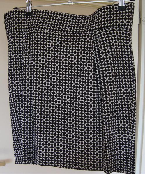 rok zwart-wit maat 42 met leuk dessin, Kleding | Dames, Rokken, Zo goed als nieuw, Maat 42/44 (L), Zwart, Knielengte, Ophalen of Verzenden