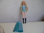 elsa met vast pakje aan met lange tule rok en laarzen 2012, Ophalen of Verzenden, Zo goed als nieuw, Barbie