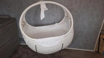 Nog zeer mooie Rotan Wieg - kleur wit  beschikbaar voor biedingen