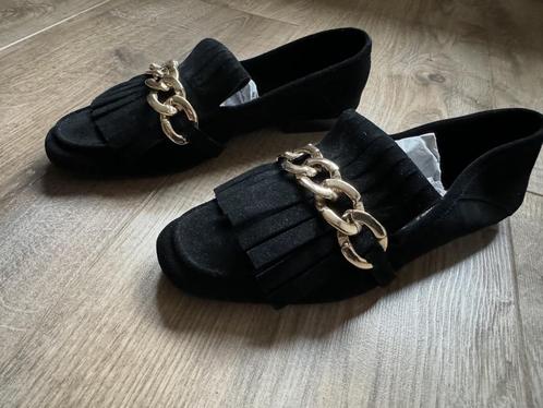 ZGAN: Zara zwarte suède instappers met metalen schakel 38, Kleding | Dames, Schoenen, Zo goed als nieuw, Instappers, Zwart, Verzenden