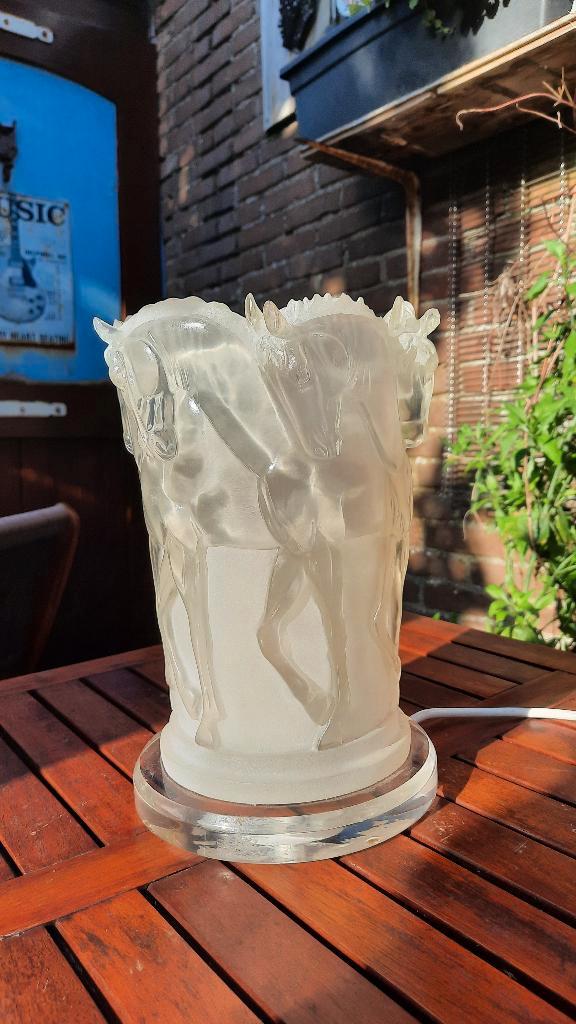 Lamp art deco met figuratie van paarden, Antiek en Kunst, Antiek | Lampen, Ophalen of Verzenden