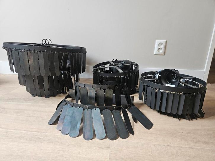 Set sober landelijke zwarte metalen hanglampen Dean Be-uniq, Huis en Inrichting, Lampen | Kroonluchters, Zo goed als nieuw, Metaal