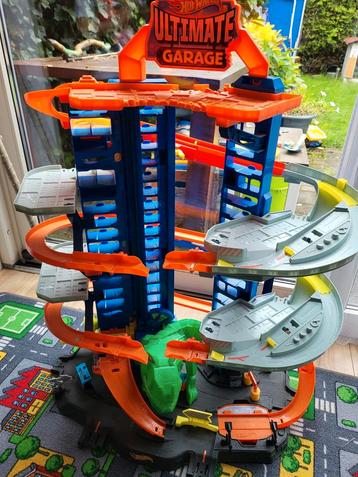 Hot Wheels Dino Ultimate Garage Racebaan beschikbaar voor biedingen