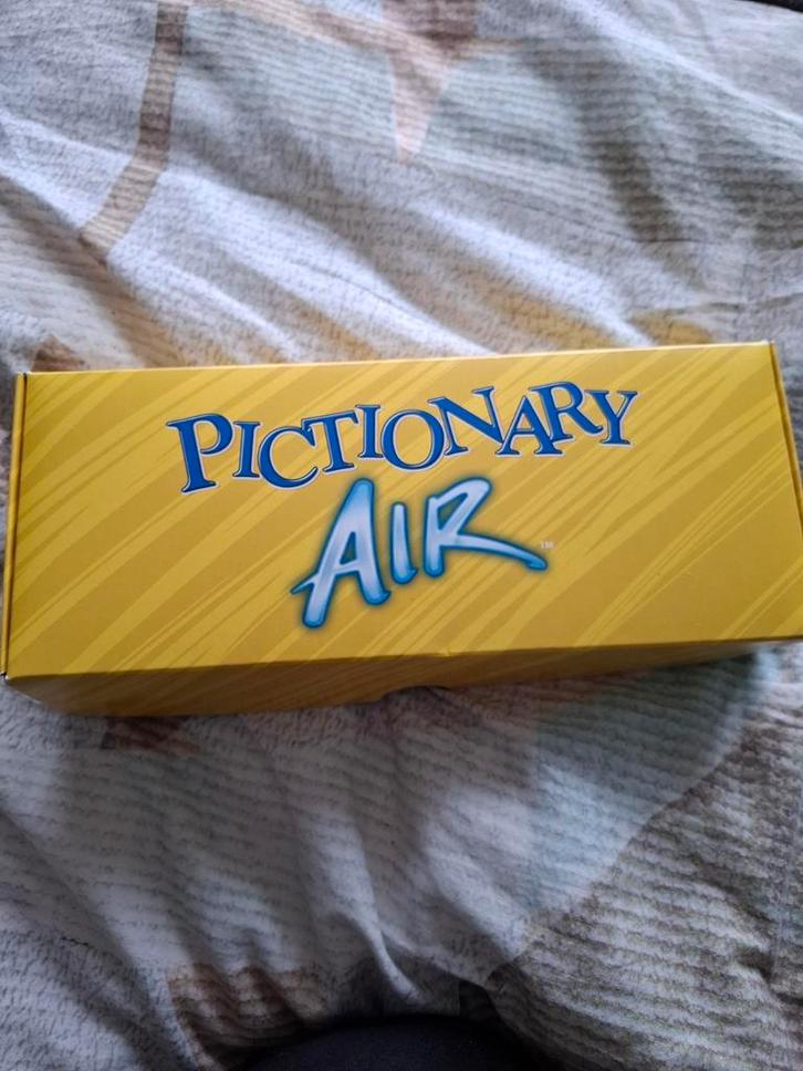 Pictionary Air - Teken in de lucht!, Hobby en Vrije tijd, Gezelschapsspellen | Bordspellen, Nieuw, Drie of vier spelers, Vijf spelers of meer