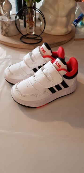 Adidas lage sneakers met klittenband maat 22