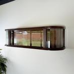 Christina, subtiele hangvitrine met geslepen latten, Huis en Inrichting, 100 tot 150 cm, Bruin, Ophalen of Verzenden, Zo goed als nieuw