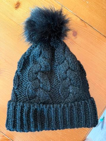Te koop zwarte muts met warme binnenvoering. beschikbaar voor biedingen