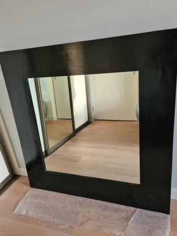 Grote vierkante spiegel met zwarte brede houten rand